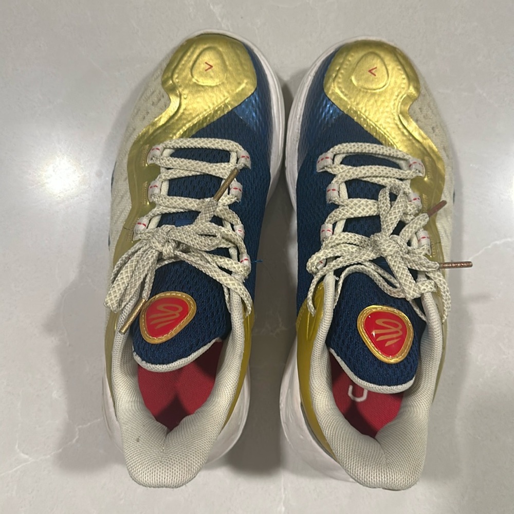 CURRY 11 "CHAMPION MINDSET" BOY'S BASKETBALL SHOE LEMON ICE- SIZE 5Y